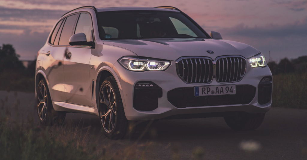 BMW iX1 SUV इलेक्ट्रिक कार के चार्जिंग टाइम, रेंज, स्पीड और प्राइस को जानकर आप भी हो जाएंगे हैरान।